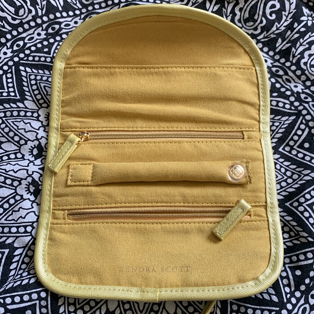 Kendra Scott Travel Roll